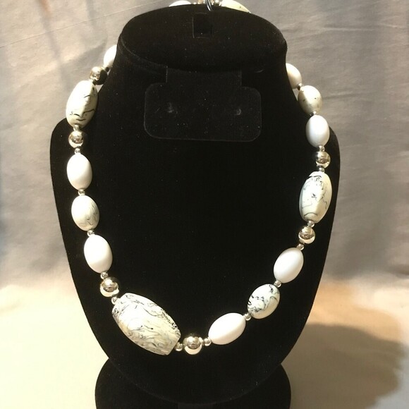 Chunky White Beaded Necklace with marbled look - Picture 1 of 3